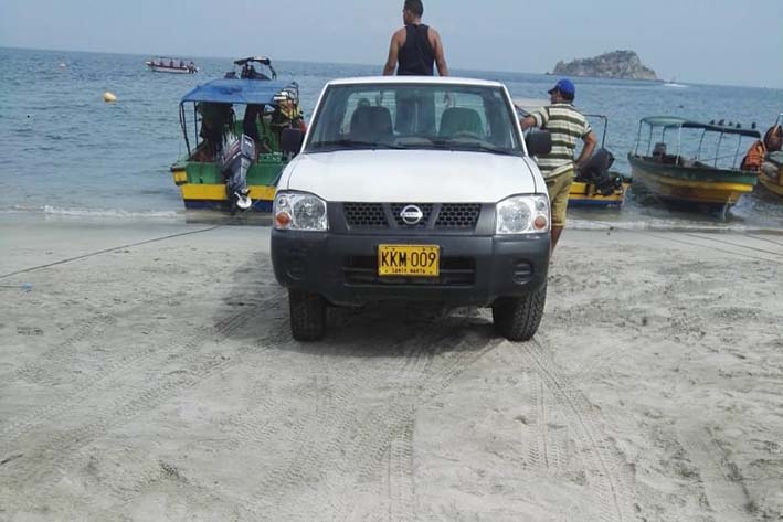 Como Pedro por su casa, este vehículo ingresa a la zona de playa en El Rodadero, sector de Mi Ranchito.