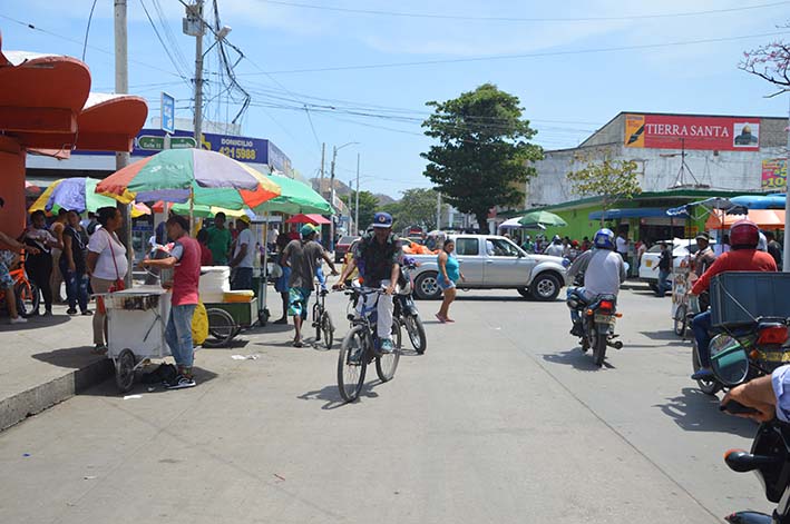 Las zonas que habían sido despejadas en el mercado público de Santa Marta, nuevamente son utilizadas para realizar ventas informales en el sector. Foto : Orlando Marchena.