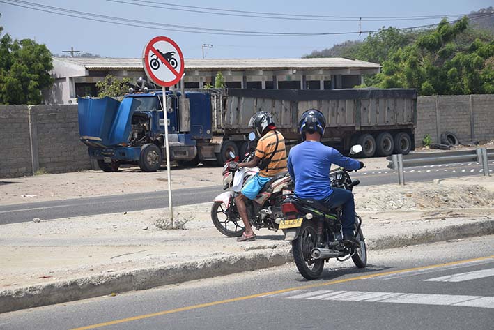 Las señales de tránsito 'están pintadas' para algunos motociclistas. 