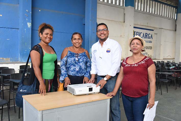 Belyis María Rincón Jiménez y Leonor Blanco Puello, pertenecientes al Colectivo de Mujeres del Magdalena, reciben video beam donado.