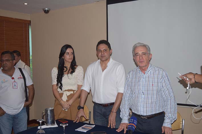 El senador Álvaro Uribe Vélez, líder del partido Centro Democrático, junto al también congresista Honorio Henríquez. Foto: Edgar Fuentes
