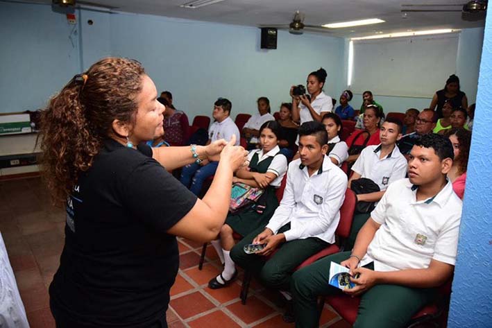 Miembros de la fundación Rehabilitación Integral y directivos de la Institución Educativa  Isac J. Pereira, entregaron tabletas a 20 estudiantes de este plantel educativo con discapacidad auditiva.
