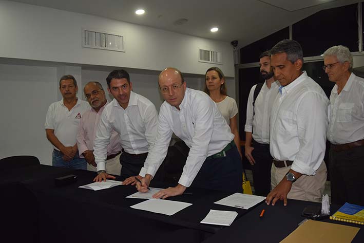 El director general de la Agencia Nacional de Contratación Pública, José Andrés O’meara Riveira; y el alcalde encargado de Santa Marta, Andrés Rugeles.