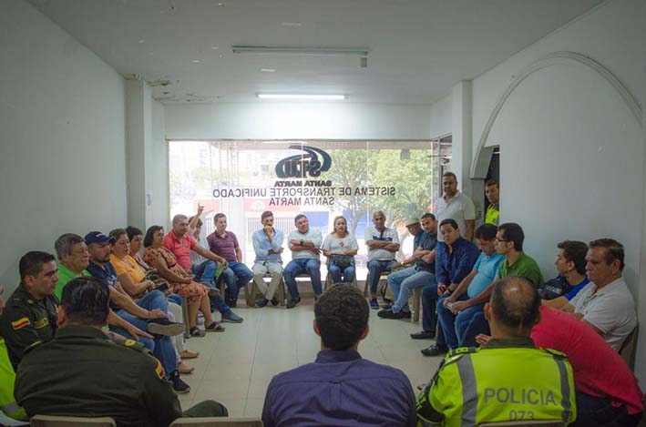 La mesa de trabajo con la totalidad de propietarios y gerentes de buses de Santa Marta, quienes buscan garantizar la seguridad y normal prestación del servicio público de buses con garantías de seguridad por parte de la Policía Metropolitana de Santa Marta.