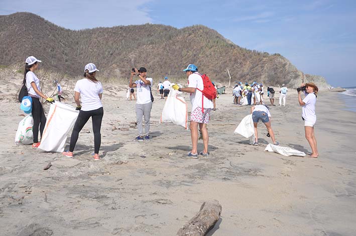 La actividad permitió que los participantes pudieran recolectar cientos de kilos de desechos que estaban en playa Lipe. 
