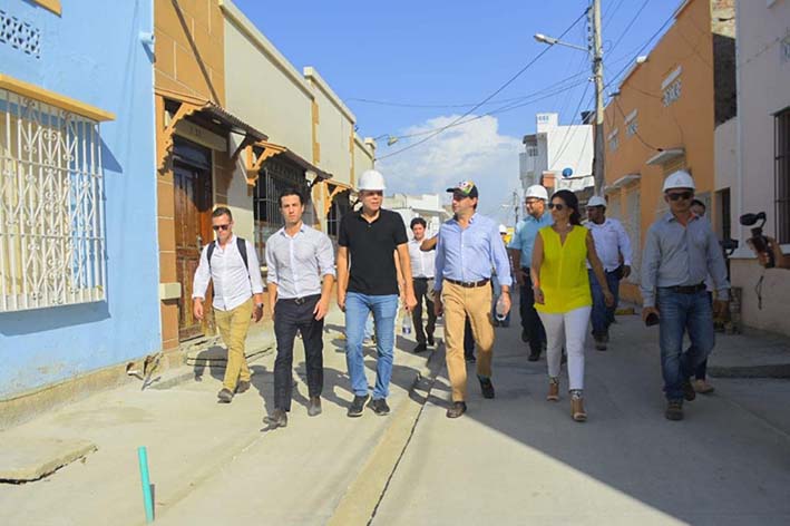 El alcalde Edgardo Pérez también estuvo en el recorrido a las obras. 
