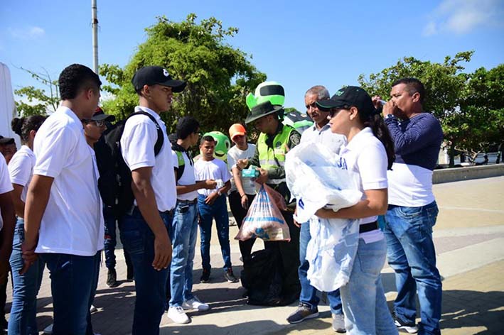 Miembros de la Policía Metropolitana, funcionarios de la Alcaldía y líderes comunales se dieron cita para llevar a cabo esta bonita labor.