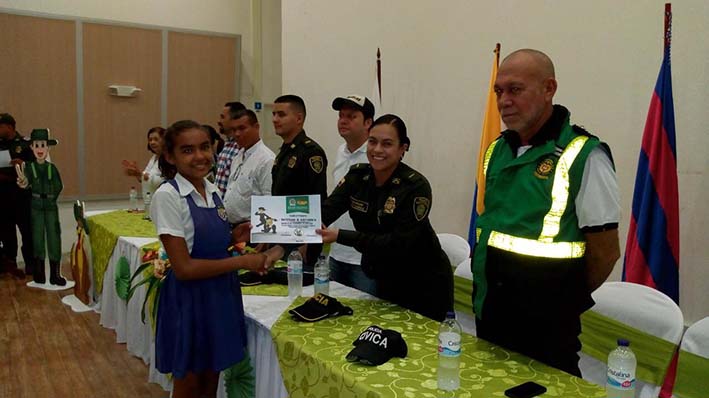 Ceremonia de entrega de certificados del Programa Escolarizado para la Prevención de Drogas y la Violencia a los estudiantes de la Institución Educativa María Alfaro de Ospino.