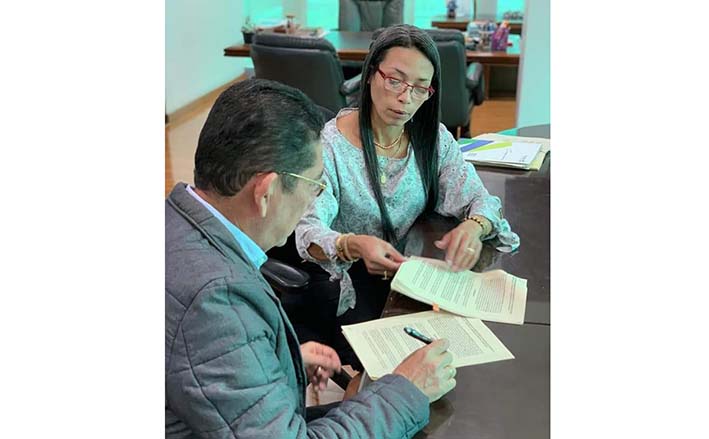 Instantes en el que el Alcalde de Aracataca firmaba el convenio para la construcción del Centro de Desarrollo Infantil con la secretaria general de Findeter Liliana Zapata. Foto tomada de la Alcaldía de Aracataca.