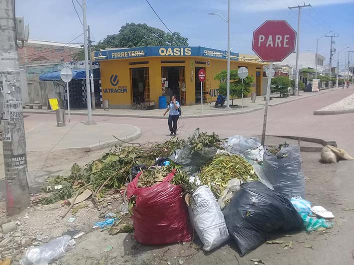Según la denuncia de algunos ciudadanos, la basura es colocada allí por los mismos comerciantes, creando una contaminación ambiental.