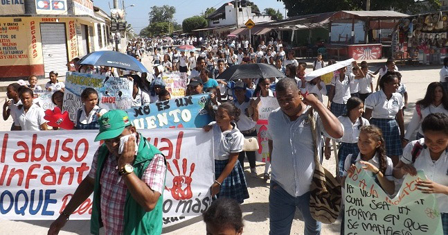 Sin importar el fuerte sol y la alta temperatura, el pueblo de El Retén, con pancartas y arenga rechazaron todo acto de violencia en contra de los niños y niñas.