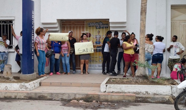 Los habitantes  de Costa Verde se acercaron hasta las instalaciones de Electricaribe para protestar.