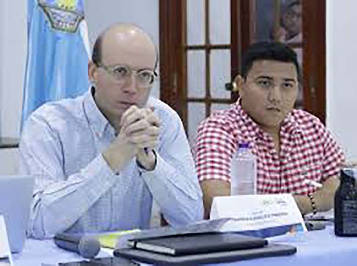Andrés Rugeles, alcalde encargado, junto a Emiro Castro, exsecretario General.
