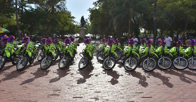 Treinta motocicletas fueron entregadas a la Policía Departamental y Metropolitana.