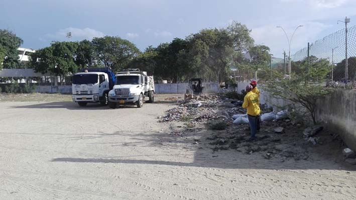 Durante dos días, el área de Actividades Complementarias del Servicio de Aseo de la Essmar, ha logrado retirar 16 toneladas de residuos de construcción y demolición, que fueron arrojados en los alrededores del estadio Eduardo Santos.