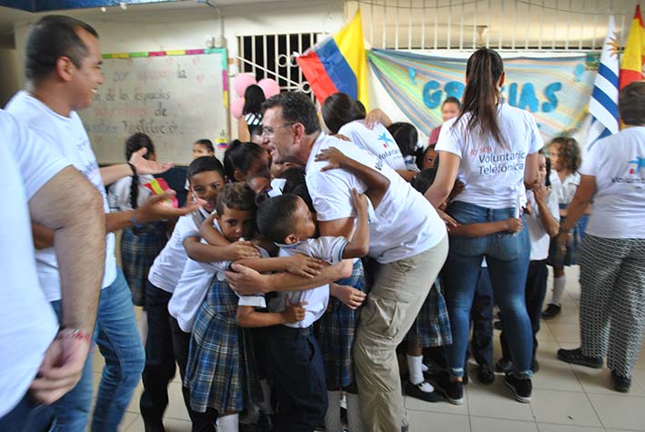 Los voluntarios de la Fundación Telefónica Movistar se despidieron de los estudiantes con sentimiento y nostalgia. 