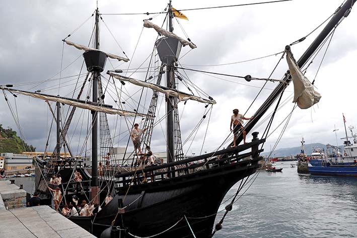 La réplica de la Nao Victoria, la nave en la que el marinero guipuzcoano Juan Sebastián Elcano completó la primera vuelta al mundo, en el puerto de Getaria (Guipúzcoa).