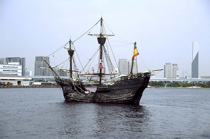 La Nao Victoria, la réplica de la nave histórica de Juan Sebastián Elcano en el puerto de Tokio . EFE/David Coll