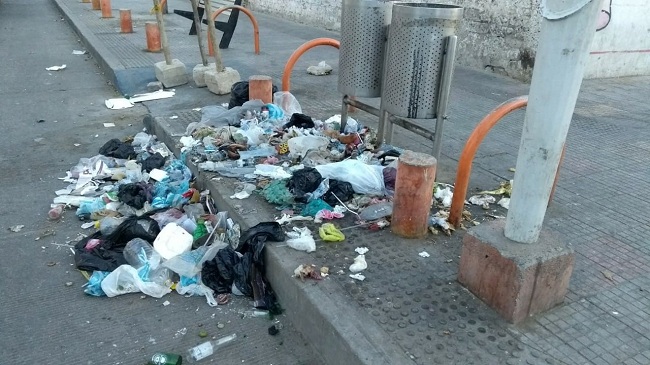 La presencia constante de basura en las calles tienen al municipio padeciendo una problemática de insalubridad que, de no tomarse las medidas necesarias, podría empezar  a afectar la salud de los habitantes.   