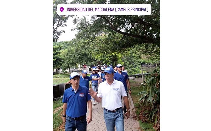 Esta es la controvertida imagen donde se ve al candidato Juan Carlos Palacio recorriendo lo que serían las instalaciones de Unimagdalena.