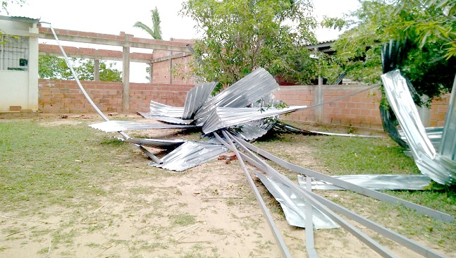 En gran parte, el techo de la institución quedó destruido, al igual que sillas y tableros.  