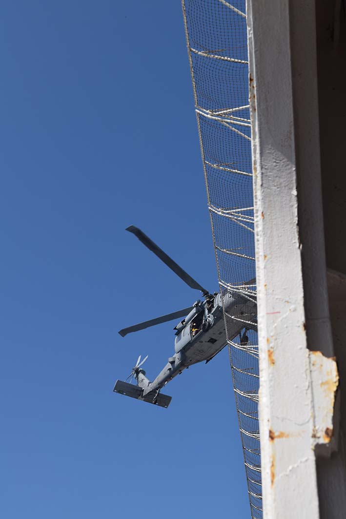 Los helicópteros embarcados  transportan a los pacientes entre tierra y el buque, y presta atención en puntos instalados en tierra, entre otras.