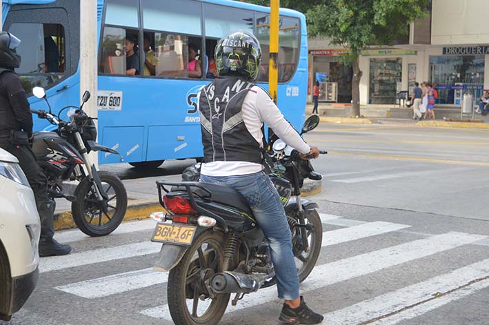 Dentro de las medidas que contempla este decreto, también se restringe la circulación y tránsito de motocicletas con conductores diferentes a los propietarios o poseedores.