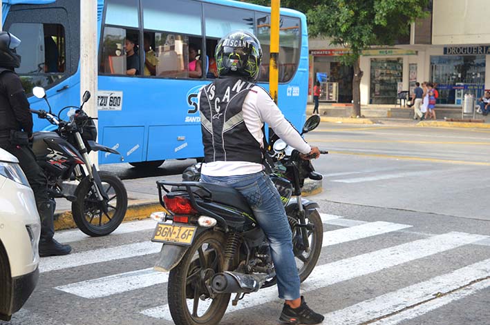De acuerdo al decreto que lleva la firma del alcalde Rafael Martínez y la secretaria de Movilidad Multimodal y Sostenible encargada Jazmin Sánchez Bozón, se actualiza la restricción para la circulación  y tránsito de motocicletas