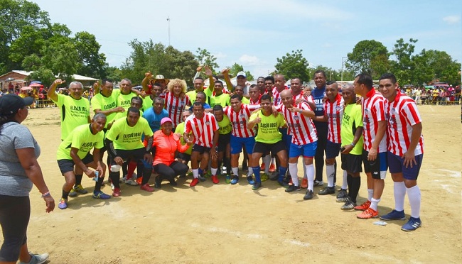 El Pibe Valderrama y otras figuras del fútbol, acompañaron en un partido de exhibición al candidato a la alcaldía de Concordia Eliseo Barraza.