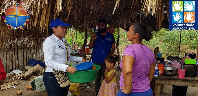 Funcionarios de la Universidad del Magdalena hacen entrega de ayudas humanitarias a las personas afectada. foto: Universidad del Magdalena