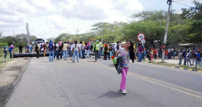 Enfrentamiento entre miembros del Esmad y estudiantes de UniGuajira. Foto de archivo.