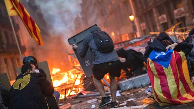 Los peores disturbios fueron los de la noche del viernes, que se saldaron con 182 heridos en toda la región, 152 de ellos en Barcelona, donde hubo intensos episodios de guerrilla urbana.