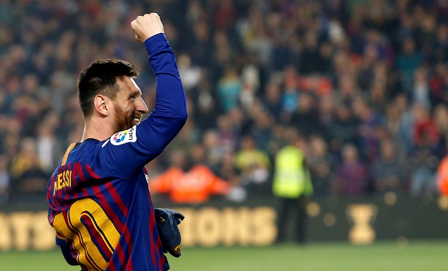 El delantero argentino del FC Barcelona, Leo Messi, celebra la consecución del título de Liga tras derrotar al Levante. EFE/Quique García.