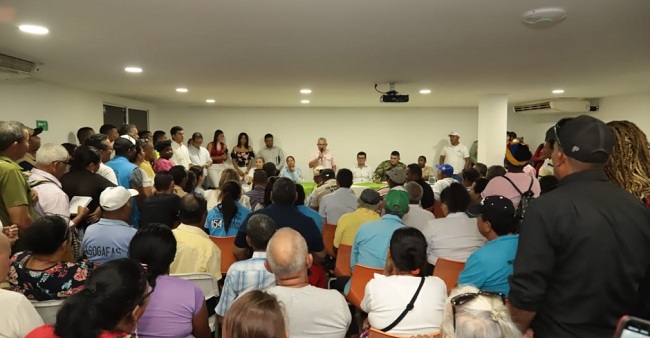El secretario de Gobierno, Adolfo Bula, se reunió con miembros del gremio dedicados a los servicios turísticos de la ciudad en El Rodadero. 