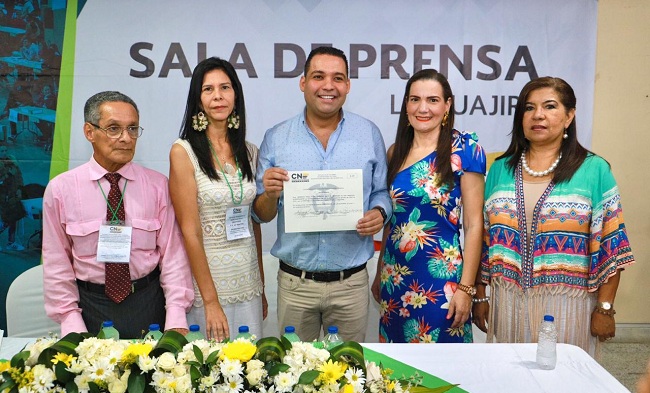 Nemesio Roys Garzón, gobernador electo de La Guajira, en compañía de los delegados del CNE y de la Registraduría. 