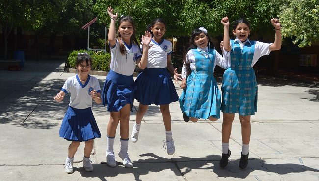 Cinco pequeñas, estudiantes de cuarto y quinto de primaria de la Escuela Superior Normal María Auxiliadora; son las encargadas de representar a Colombia en Roma.