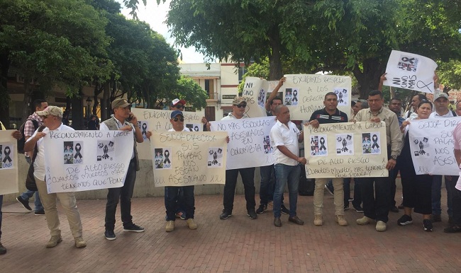 Representantes de los escoltas del Magdalena se reunieron en la Plaza de Bolivar a protestar por la "persecusión" de la que son objetoo.