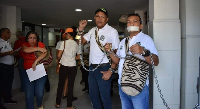 Los docentes estuvieron encadenados durante varias horas en las instalaciones de la Clínica General del Norte en Santa Marta. 