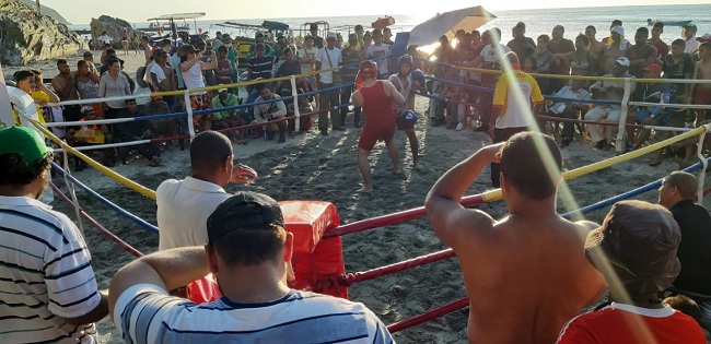 Los turistas gozaron de la jornada de boxeo en las playas de El Rodadero.