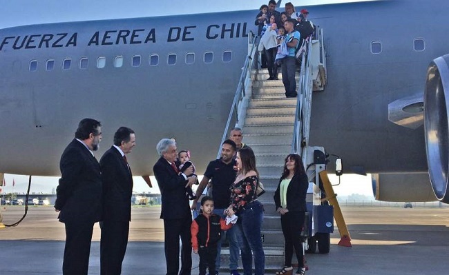 El presidente de Chile recibiendo a ciudadanos que retornaron desde Venezuela, en el mes de noviembre.