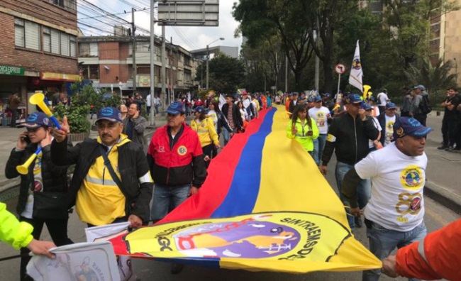 Aunque las protestas menguaron desde el domingo, tras un masivo concierto por las calles de Bogotá, el diálogo continuó sin avances. 