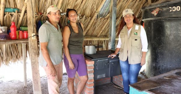 Según la Encuesta de calidad de vida del Dane, en Colombia hay 1,6 millones de familias que utilizan fogones de leña para preparar alimentos, de estos 1,5 millones se encuentran en zonas rurales. 
