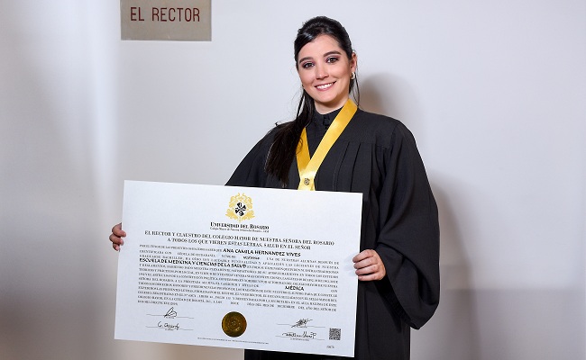 Ana Camila Hernández Vives, recibió su título de Médica. 