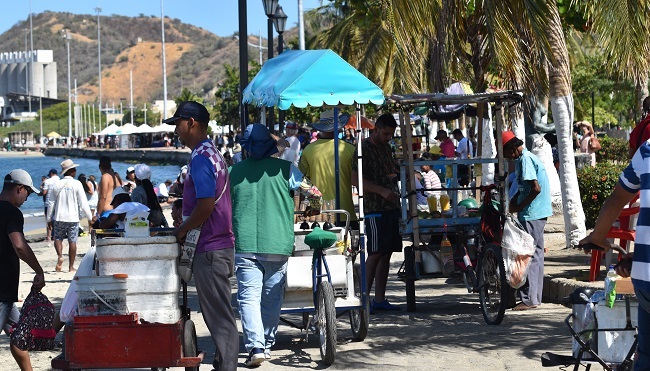 El incremento de vendedores ambulantes hace que los turistas no tengan espacio para caminar sobre el Camellón de la Bahía.