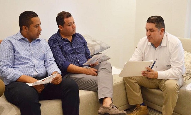 El alcalde de Riohacha y el gobernador escuchan al director (e) de Migración Colombia, en busca de estrategias para controlar el ingreso de los venezolanos en La Guajira y en Riohacha. 