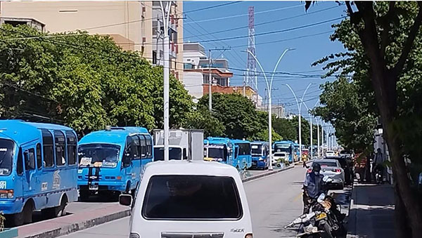 Cola de buses acapara la Avenida Santa Rita entre carrera tercera y Av. Hernández Pardo. 
