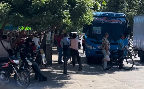 La mayoría de los buses que transitan por el Mercado Público de Santa Marta no utilizan los paraderos de buses para bajar a sus pasajeros. 