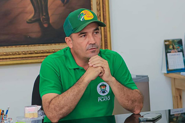 Armando Campuzano, alcalde de Plato, en un consejo de gobierno con su gabinete. 