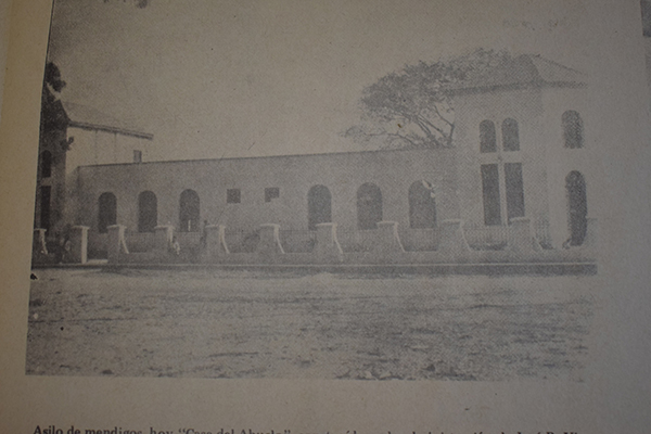 Fotografía de la época del Asilo de Mendigos de Santa Marta, (1936) ahora Centro de Bienestar al Anciano Sagrados Corazones de Jesús y María.
