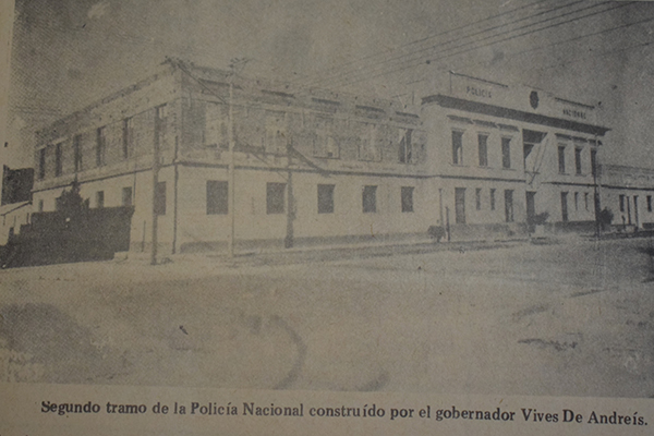 Fotografía de construcción del segundo piso del edificio de la Policía Nacional en la Avenida Santa Rita, hoy comando de la Policía del Magdalena, obra del gobernador Pepe Vives De Andréis (1.937-1939)